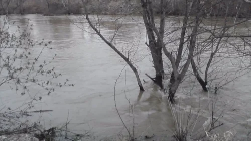Ulet niveli i lumit Vardar, për momentin nuk ka rrezik për derdhje