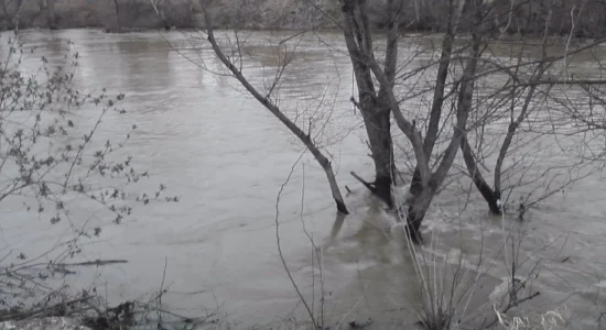 Ulet niveli i lumit Vardar, për momentin nuk ka rrezik për derdhje