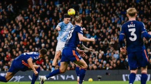 Manchester City shfrytëzon gabimet e Arsenalit, i afrohet në vetëm dy pikë