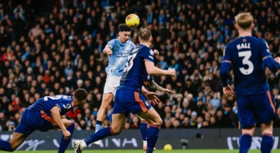 Manchester City shfrytëzon gabimet e Arsenalit, i afrohet në vetëm dy pikë