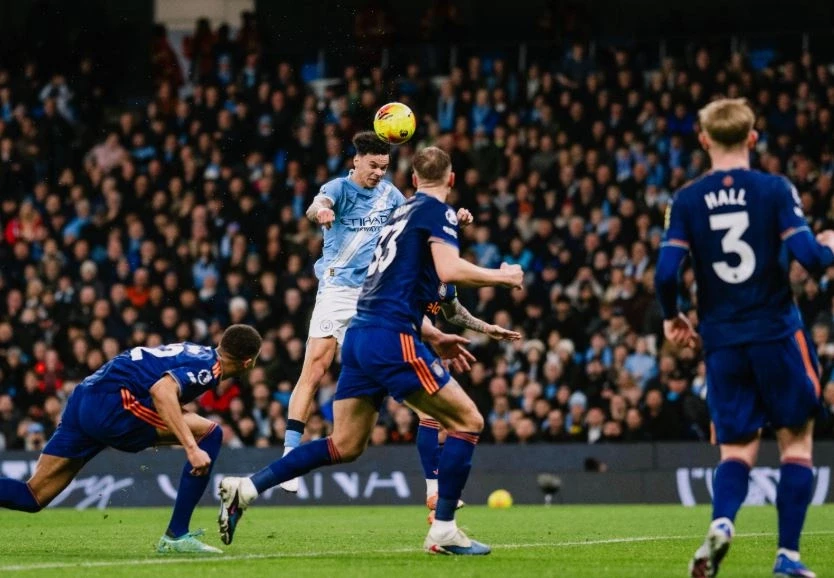 Manchester City shfrytëzon gabimet e Arsenalit, i afrohet në vetëm dy pikë