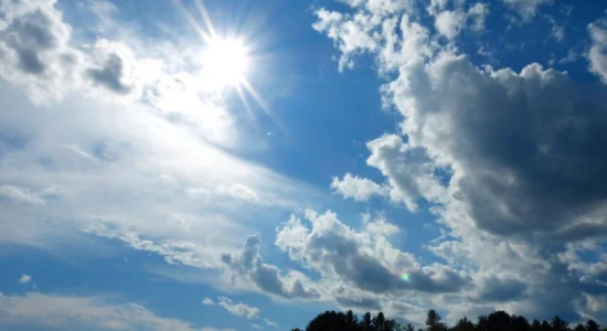 Mot me vranësira të ndryshueshme me periudha me diell