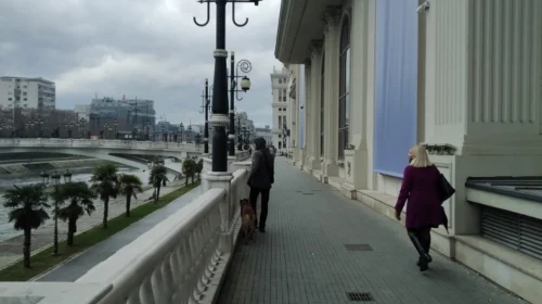 Mot i ndryshueshëm me vranësira me erë mesatare deri e përforcuar nga drejtimi juglindor