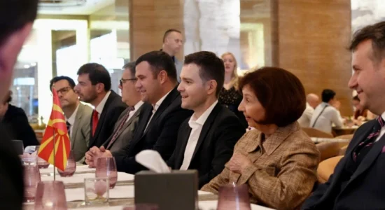 Takim i ministrit Mucunski me Qytetarë të Maqedonisë së Veriut që jetojnë dhe punojnë në Emiratet e Bashkuara Arabe