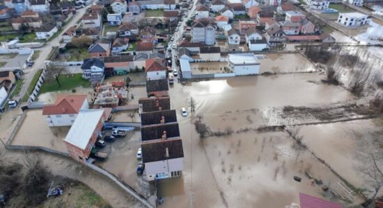 Elmazi pas vërshimeve në Saraj: Po punojmë intensivisht për ta menaxhuar situatën, qytetarët të shmangin  zonat e rrezikuara