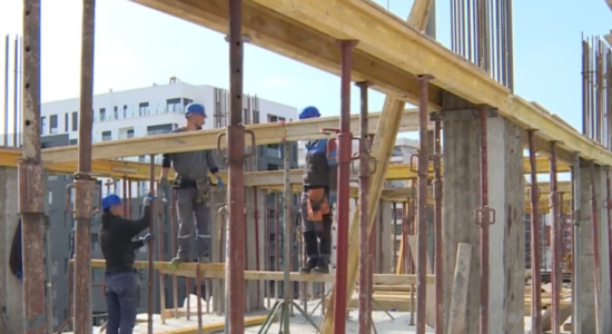 (VIDEO) Komunat fitojnë 5 vjet shtesë për legalizimin e objekteve