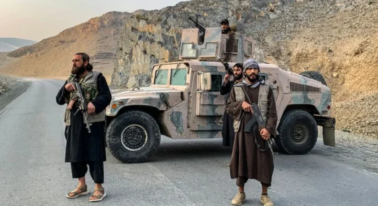 Pakistani i shpall luftë Afganistanit, bombardime masive dhe kërcënime për të shtypur talebanët