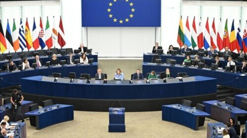 Parlamenti Evropian pezullon miratimin e marrëveshjes tregtare me SHBA-në pas vendimit të Trump për tarifat