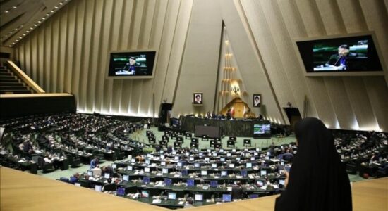 Parlamenti iranian i shpall ushtritë evropiane si “grupe terroriste”