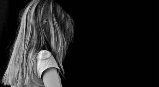 Pedofili australian akuzohet për 596 raste abuzimi me fëmijë në nivel global