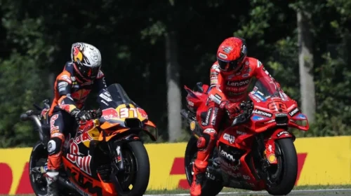 Marquez “hap krahun” në kthesën e fundit, Pedro Acosta fiton garën sprint në Tajlandë