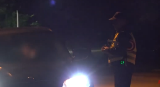 (VIDEO) Policia arrestoi 15 shoferë për vozitje pa patentë dhe në gjendje të dehur
