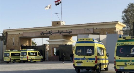 Grupi i parë i palestinezëve që po kthehen nga Egjipti arrin në pikën kufitare Rafah