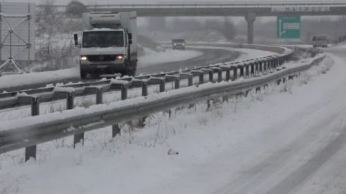 Ndalesë për qarkullim të kamionëve në rrugën Gostivar – Strazhë – Kërçovë për shkak të reshjeve të dendura të borës