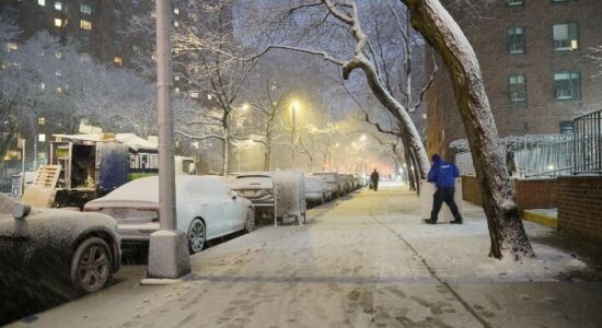 Stuhia e fuqishme dimërore bllokon shkollat dhe transportin në ShBA