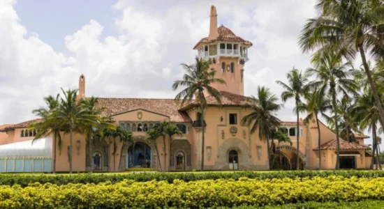 I riu që u vra hyri i armatosur në rezidencën e Trump, në dorë mbante edhe një shishe benzin