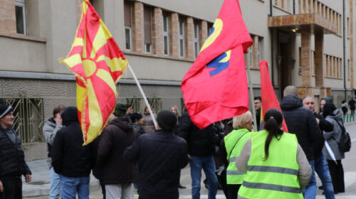(VIDEO) Sindikatat bllokuan Kuvendin, kërkojnë që të rriten pagat
