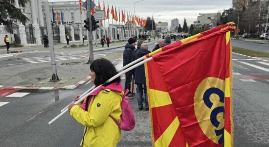 (VIDEO) Sindikata bllokoi Qeverinë, ose minimale 600 euro, ose grevë