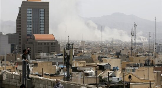 Izraeli nis sulm “parandalues” ndaj Iranit ndërsa shpërthime tronditin Teheranin