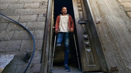 Një trajner palestinez i cili humbi këmbën në një sulm izraelit po mbijeton përmes sportit