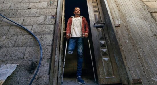 Një trajner palestinez i cili humbi këmbën në një sulm izraelit po mbijeton përmes sportit