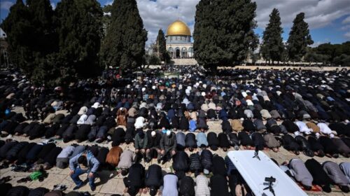 Pavarësisht kufizimeve izraelite, rreth 100 mijë palestinezë falën xhumanë e dytë të Ramazanit në Al-Aksa