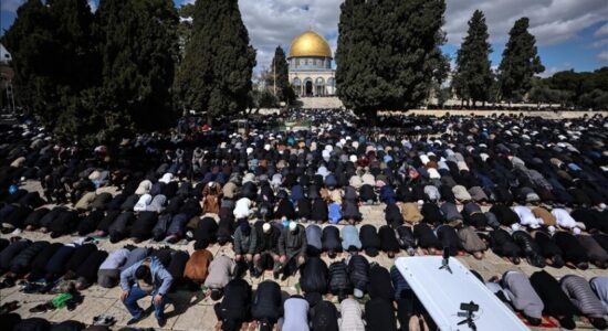 Pavarësisht kufizimeve izraelite, rreth 100 mijë palestinezë falën xhumanë e dytë të Ramazanit në Al-Aksa