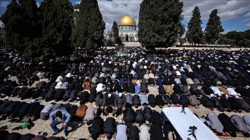 Pavarësisht kufizimeve izraelite, rreth 100 mijë palestinezë falën xhumanë e dytë të Ramazanit në Al-Aksa