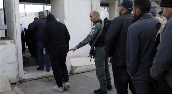 Izraeli shtrëngon kufizimet e hyrjes në Al-Aksa të premten e parë të Ramazanit