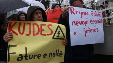 Protesta në Kosovë kundër shtrenjtimit të rrymës. Foto: Erkin Keçi / AA