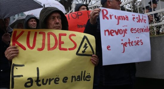 Prishtinë, protestohet kundër rritjes së tarifave të energjisë elektrike