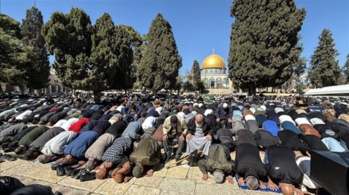 Pavarësisht kufizimeve izraelite, palestinezët falën xhumanë e parë të Ramazanit në xhaminë Al-Aksa