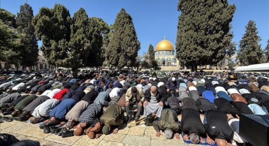 Pavarësisht kufizimeve izraelite, palestinezët falën xhumanë e parë të Ramazanit në xhaminë Al-Aksa