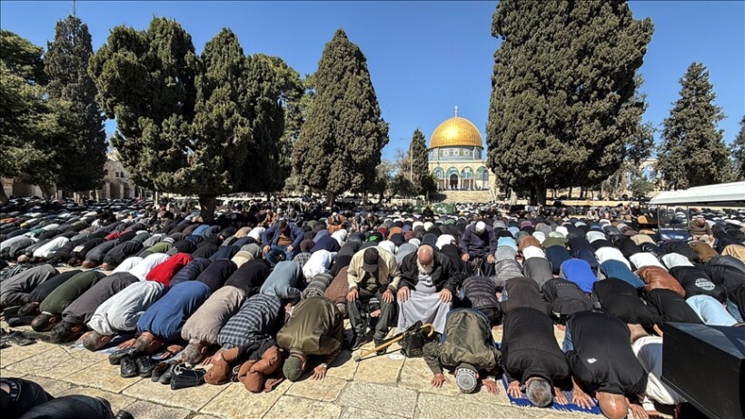 Pavarësisht kufizimeve izraelite, palestinezët falën xhumanë e parë të Ramazanit në xhaminë Al-Aksa