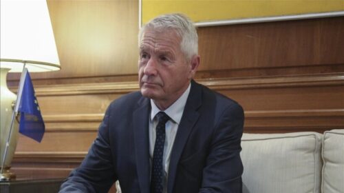 Policia bastis shtëpitë e ish-kryeministrit norvegjez për shkak të lidhjeve me Epsteinin