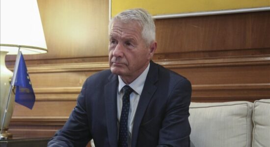 Policia bastis shtëpitë e ish-kryeministrit norvegjez për shkak të lidhjeve me Epsteinin