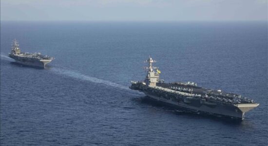 Aeroplanmbajtësja më e madhe në botë mbërrin në brigjet izraelite mes përforcimit ushtarak amerikan në rajon