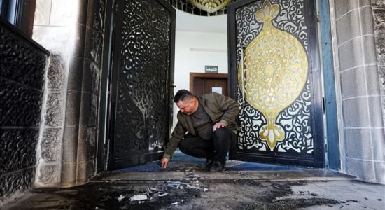 Izraelitët që uzurpojnë tokat palestineze, djegin hyrjen e një xhamie në Bregun Perëndimor