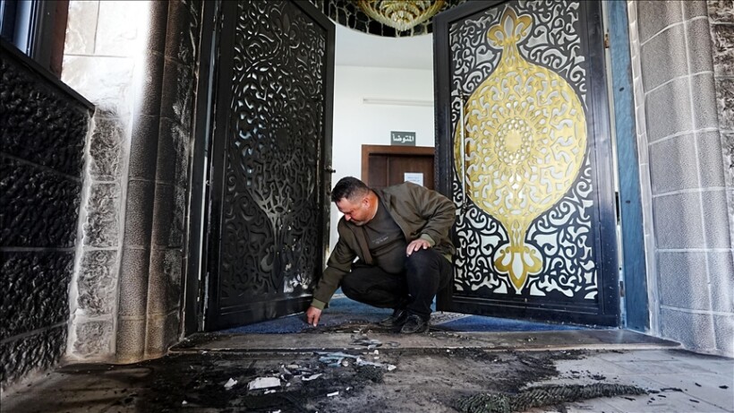 Izraelitët që uzurpojnë tokat palestineze, djegin hyrjen e një xhamie në Bregun Perëndimor
