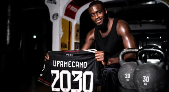 Zyrtare: Bayern Munich ‘blindon’ Upamecanon me kontratë të re