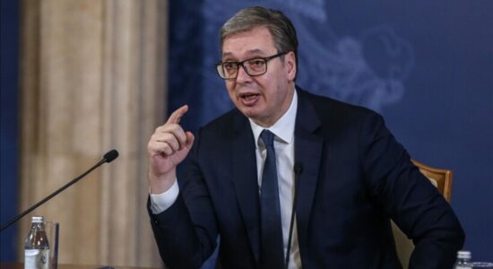 Vuçiq: Serbia seriozisht e rrezikuar nga aleanca ushtarake e Prishtinës, Zagrebit dhe Tiranës