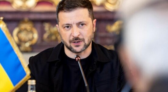 Zelensky konfirmon bisedime të reja trepalëshe, Rusia intensifikon sulmet