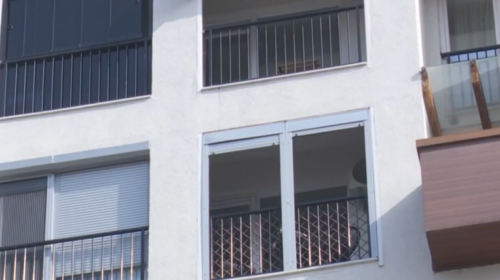 (VIDEO) 48 orë paraburgim për burrin që rrihte gruan që ra nga ballkoni, përplasen partitë për rastin tragjik