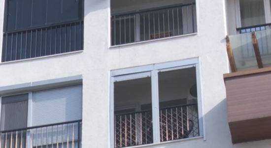 (VIDEO) 48 orë paraburgim për burrin që rrihte gruan që ra nga ballkoni, përplasen partitë për rastin tragjik