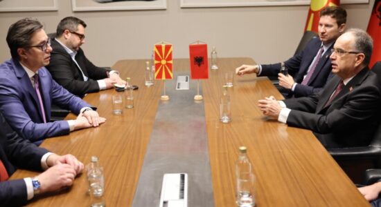 Begaj takohet me ish-presidentin Pendarovski, theksi te marrëdhëniet dypalëshe dhe Korridori 8