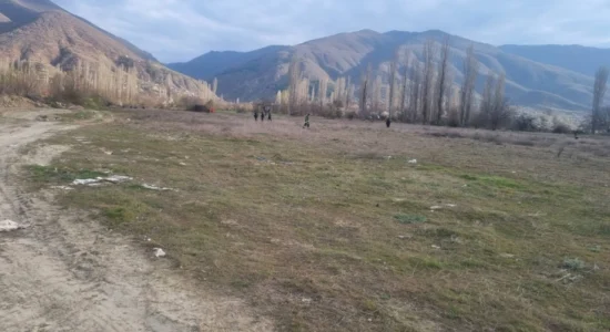 Gjetet trupi i pajetë i një gruaje pranë lumit në Zërnoc, nis hetimi
