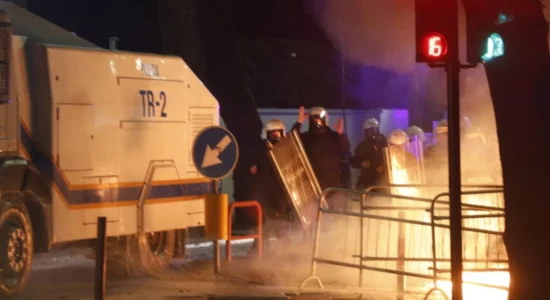 9 të arrestuar pas protestës me molotovë, Berisha niset drejt spitalit të Traumës