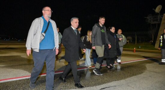 Arriti në Shkup me avion qeveritar grupi i parë i shtetasve të Maqedonisë të evakuuar nga Izraeli 
