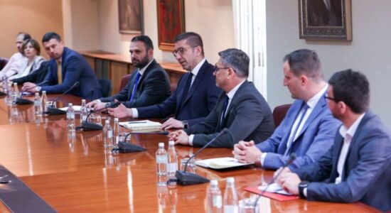 Mickoski në takim me përfaqësuesit e marketeve: S’do të lejojmë fitim të padrejtë dhe rritje të paarsyeshme të çmimeve