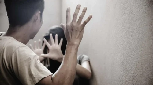 (VIDEO) Një vit burg për 21 vjeçarin që sulmoi partneren shtatëzënë